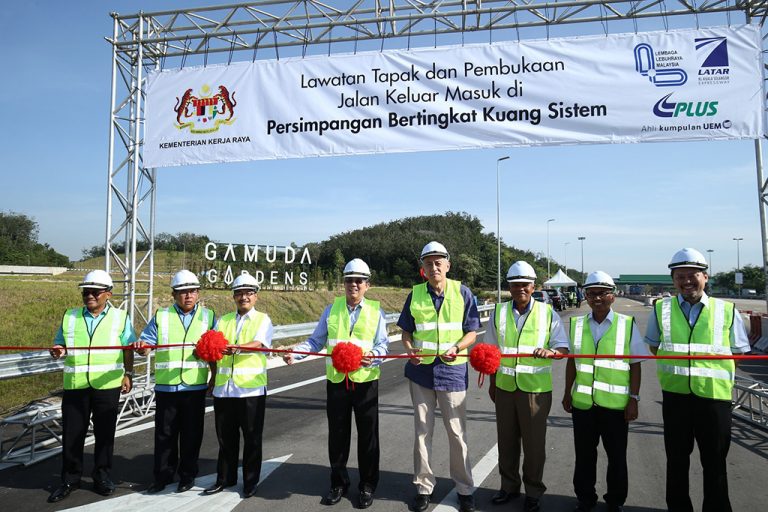 Minister of Works, Dato’ Sri Haji Fadillah Haji Yusof officiating the opening of the access road today.