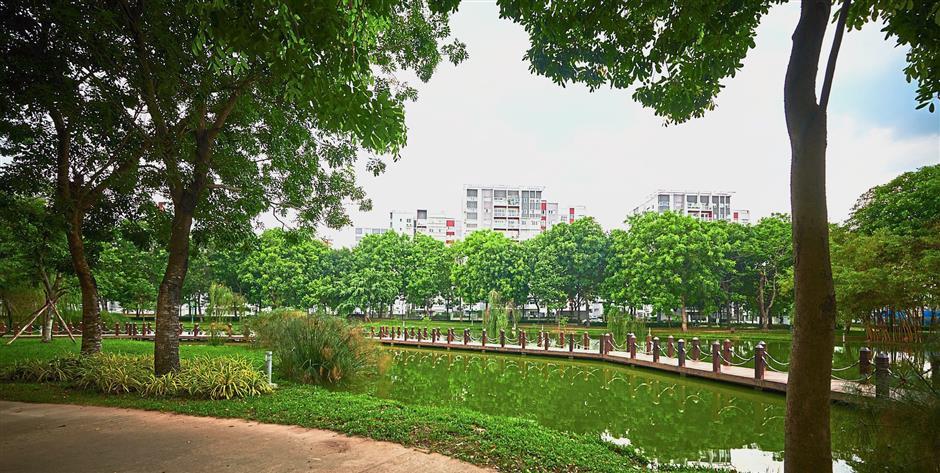 Green urban lifestyle: Residences are planned around the central park in Celadon City.