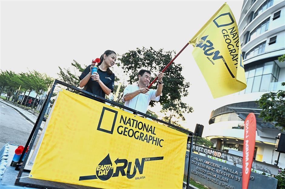 At the flag-off of the NatGeo Earth Run with Fox International Channels marketing director Penny Tan (left) and Gamuda Land chief executive officer Ngan Chee Meng.