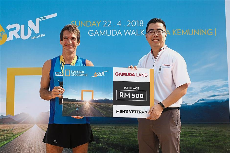 Winner Graeme Leslie Lazell (left) in the Men’s Veteran category with Aw.