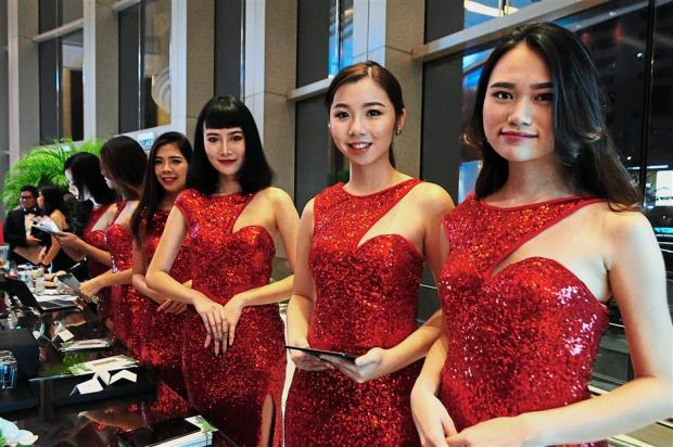 Pretty usherettes dressed in red welcoming guests at the launch of Gamuda Land’s loyalty programme in the Grand Hyatt ballroom.