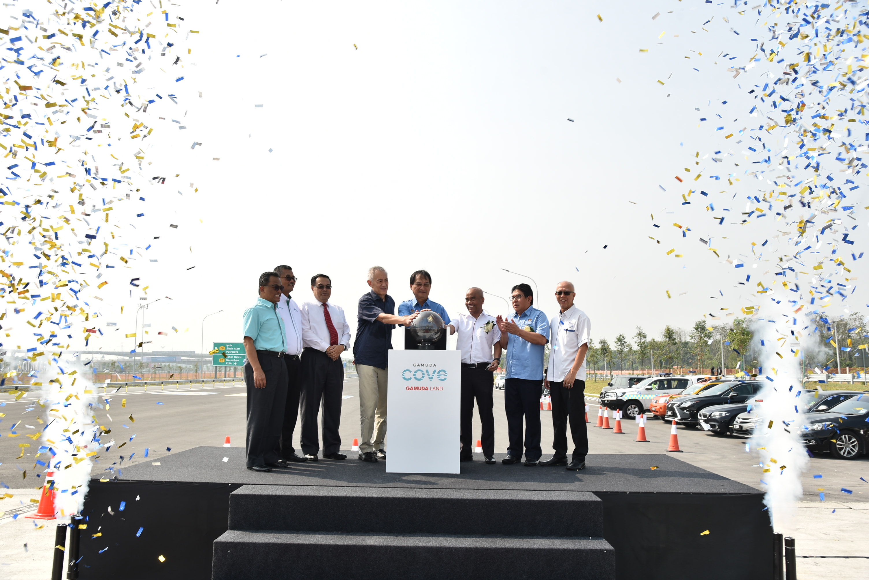 Works Minister Baru Bian (centre) launching the Gamuda Cove Interchange in Dengkil, Selangor, yesterday. With him are Gamuda Bhd group managing director Datuk Lin Yun Ling (third from left), Gamuda Land executive director Datuk Abdul Sahak Safi (third from right) and other officials. PIC BY AHMAD IRHAM MOHD NOOR