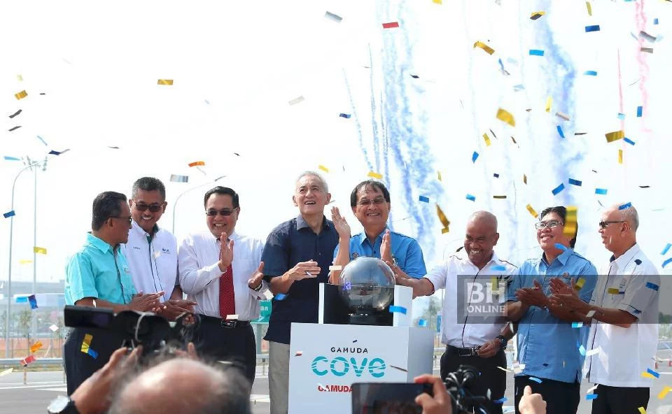 MENTERI Kerja Raya, Baru Bian ketika merasmikan Persimpangan Bertingkat Bandar Gamuda Cove dan turut bersama Pengarah Urusan Kumpulan Gamuda Berhad, Datuk Lin Yun Ling (empat dari kiri), Pengarah Eksekutif Gamuda Land, Datuk Abdul Sahak Safi (tiga dari kanan) di Plaza Tol Bandar Gamuda Cove, Sepang. NSTP/Ahmad Irham Mohd Noor.