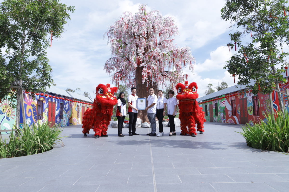 (From left) Malaysia Book of Records research journalist cum general admin executive Siti Hajar Johor, business development director Jwan Heah Yeow Hooi, Wong as well as Gamuda Cove assistant general managers Genie Tey and Tan Zijin with cherry blossom tree replica at Gamuda Cove Experience Gallery.
