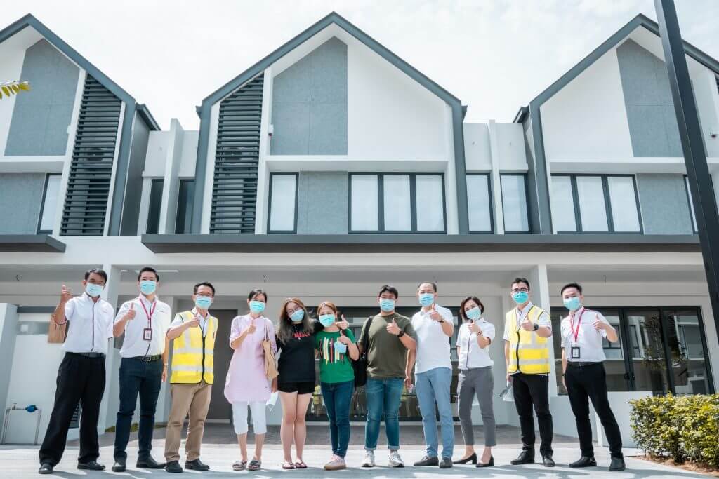 Chong Leong Hwee (fourth from left) and family received the keys to their house in twentyfive.7 from Aw Sei Cheh (second from right), COO of Gamuda Land.
